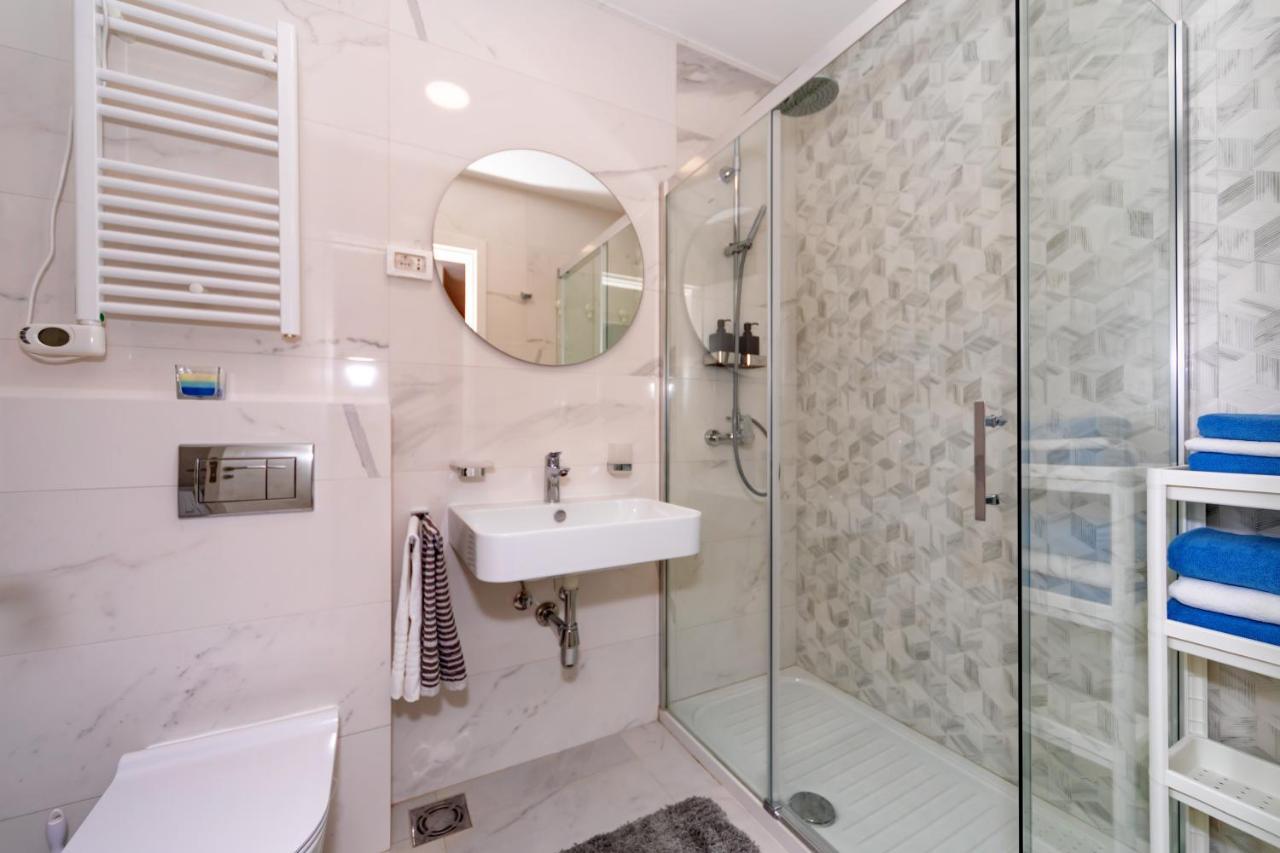 Les Appartements Prives Bar Bagian luar foto